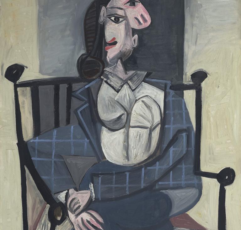Femme dans un fauteuil